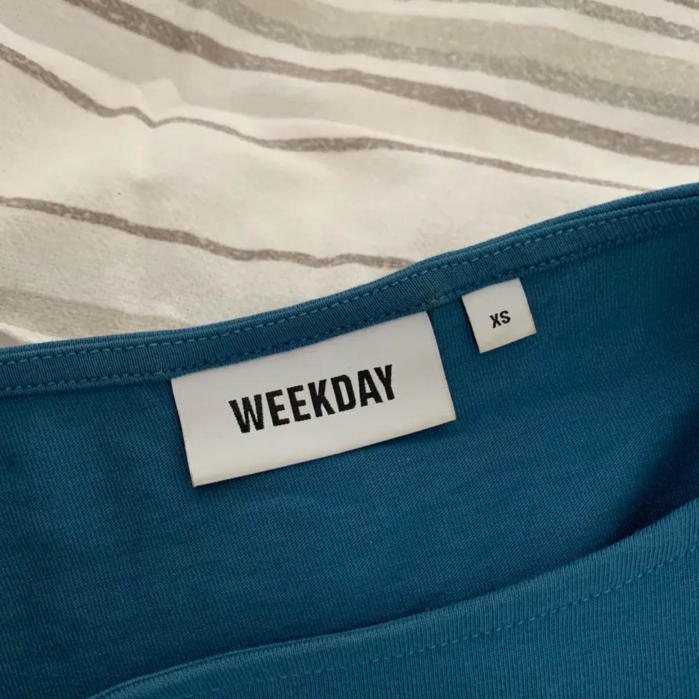 Blus/tröja från weekday i en fin blå färg. Bra skick, passar även S.. Tröjor & Koftor.