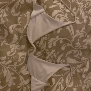 Vit bikini - Vit bikinitopp. Supersöt, knappt använd o bra skick. Passar en A eller B kupa. Inga inlägg. Skicka privat meddelande för fler bilder! 