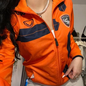 Suphanburi kofta - Säljer min varsamt använda kofta som jag ej tror man kan köpa mer. Suuuperskönt material! Vet ej vad den köptes för men är så gott som ny! Skriv för fler bilder eller annan info💕