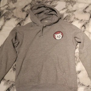 Rip N Dip Hoodie!  - Säljer en Rip N Dip Hoodie inköpt från BlueTomato för ca 1100kr när den lanserades! Plagget är i Storlek Medium, Passar Som en L om man är lite mindre i kroppen! Stilen är Street wear-ish, med ett lite trevligt tryck på både fram och baksida! :) 600kr eller Bud! 