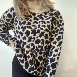 Stickad tröja  - Superfin stickad tröja med leopardmönster från NA-KD, sparsamt använd så nästan i nyskick