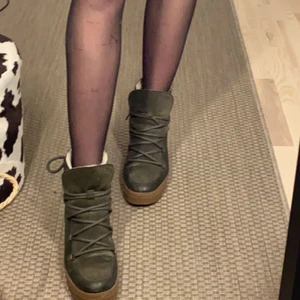 inuikii liknande skor - Sjukt coola inuikii liknande skor i äka får ull och mocka. De är en liten klack men sjukt sköna, säljer för att jag inte använder de längre. De finns lite slitage på de så skriv för mer bilder! Köpta för ca 1200kr      !Frakt ingår inte i priset! 
