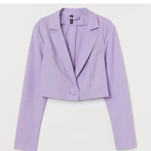 Kavaj  - En kort kavaj. Köpte hör på plick. Jätte fin men hon som sålde hade skrivit fel storlek till mig så säljer vidare. Det är storlek 36, S. Som ny! 100kr inkl frakt. Fraktar den endast