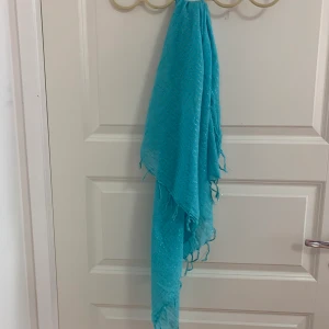 Blå scarf - Blå scarf med guldtråd från BikBok. 88x83 cm