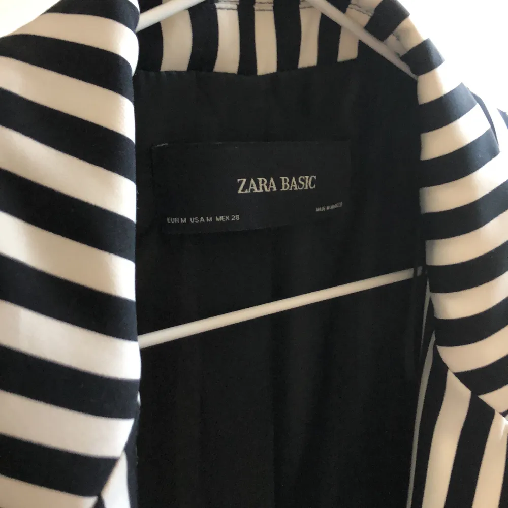 Säljer nu denna asballa randiga blazer! Från Zara, storlek M! Riktigt fin rak passform! Köparen står för frakt🦋. Kostymer.