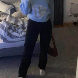 Gina 90s jeans - Säljer mina Gina 90s jeans i stl 32, Nypris ligger på 600. Spårningsbar frakt för ca 70kr, kan även mötas i uppsala💕