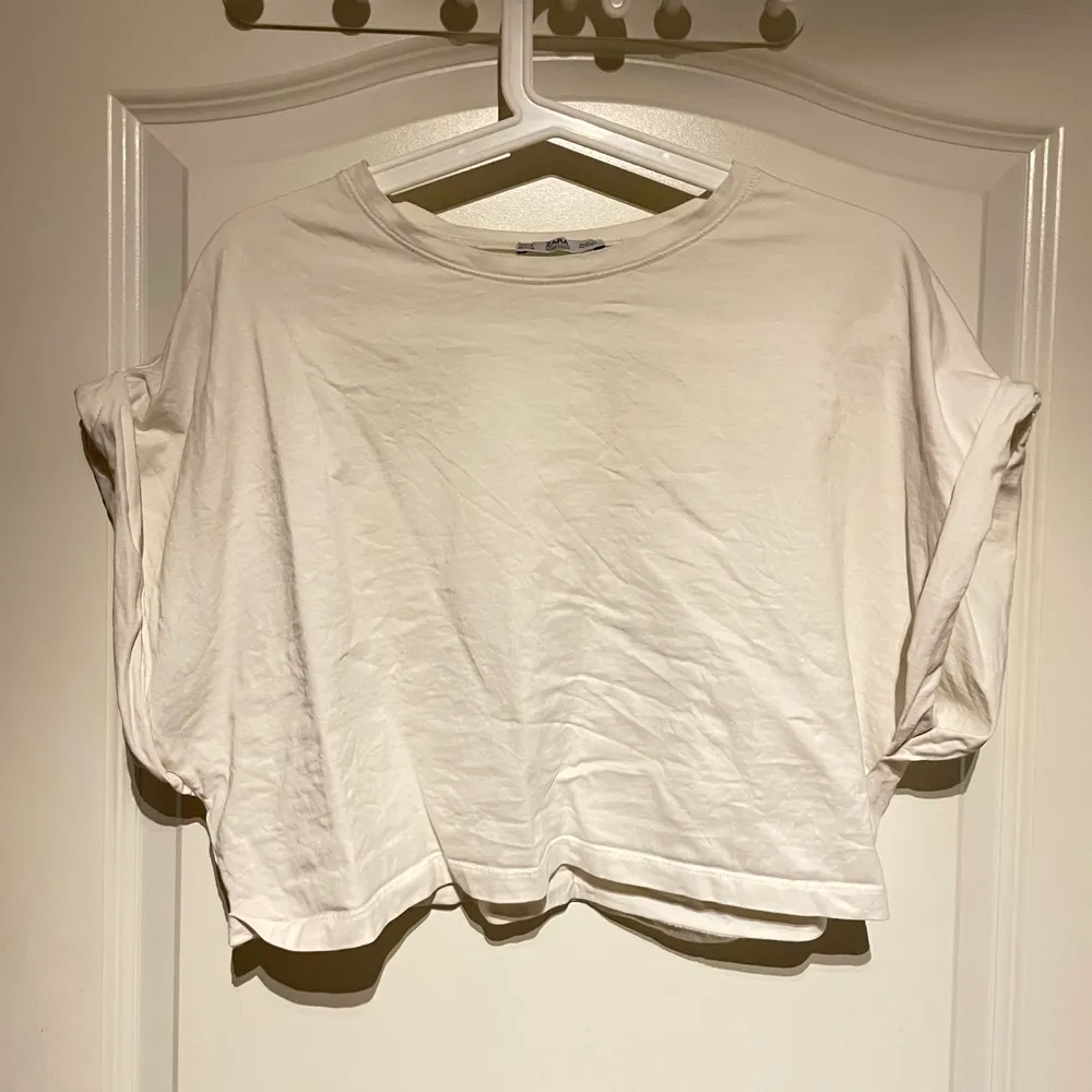 En vit kortare t-shirt från zara med stora armar. Köparen står själv för frakten.. T-shirts.