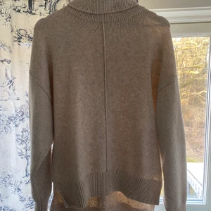 Stickad tröja - Knappt använd, väldigt bra skick!!