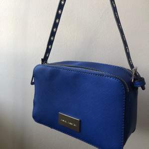 Säljer denna otroligt fina blåa handväska. Två olika axelband ingår. Har endast använt den några få gånger alltså är den i topskick. Börja buda i kommentarerna eller köp direkt för 300kr. 💙