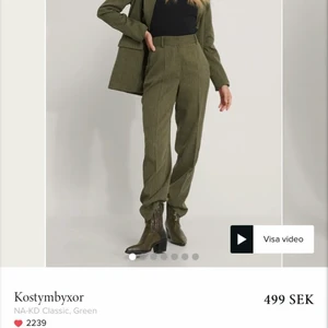 Gröna kostymbyxor - Skitsnygga kostymbyxor från NAKD!! Använda ca 3 gånger, säljes pga för små för mig. Köpta för 499kr 
