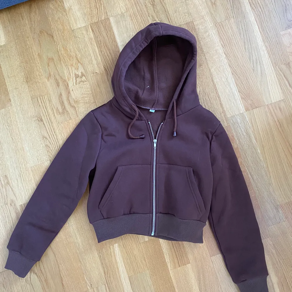 Croppad brun hoodie från shein i storlek XS. Helt ny och bara testad. Säljer pga för liten. (Färgen är som på första bilden bara att ljuset blev annorlunda på andra bilden) Vid många intresserad gäller budgivning. Tröjor & Koftor.