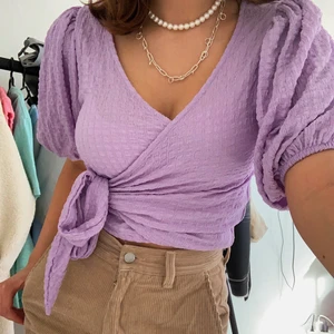 Omlott topp  - Jätte söt omlott-topp från monki med puffärmar. Köpte för ca 1 år sen, aldrig använt. KÖR PÅ BUDGIVNING DÅ DET ÄR FLERA INTRESSERADE. Avslutas på lördag 27/3 kl.18.00. VINNANDE BUD: 125kr