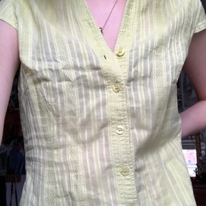 Fin blus - Fin blus i ljusgrön/limegörn färg med mönster. 