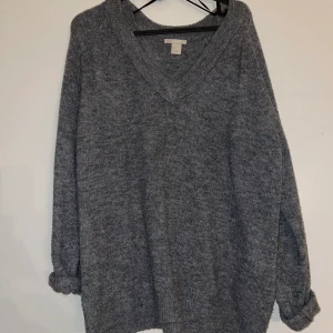 Stickad tröja - Stickad tröja! Väldigt skönt material! Ser ut att vara väldigt lång på bilden men det är den inte! 