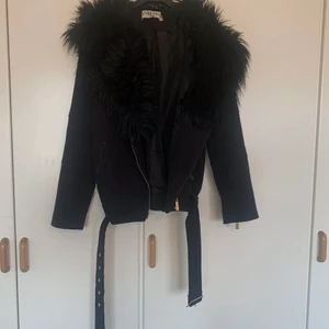 Svart jacka  - Svart snygg jacka, med guld detaljer, fint skick. 