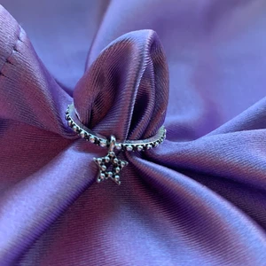 jätte cool ring  - Förlåt för min torra hand hiihii. Som det ä flera som vill ha den blir det budgivning❤️ Frakten är 13kr 