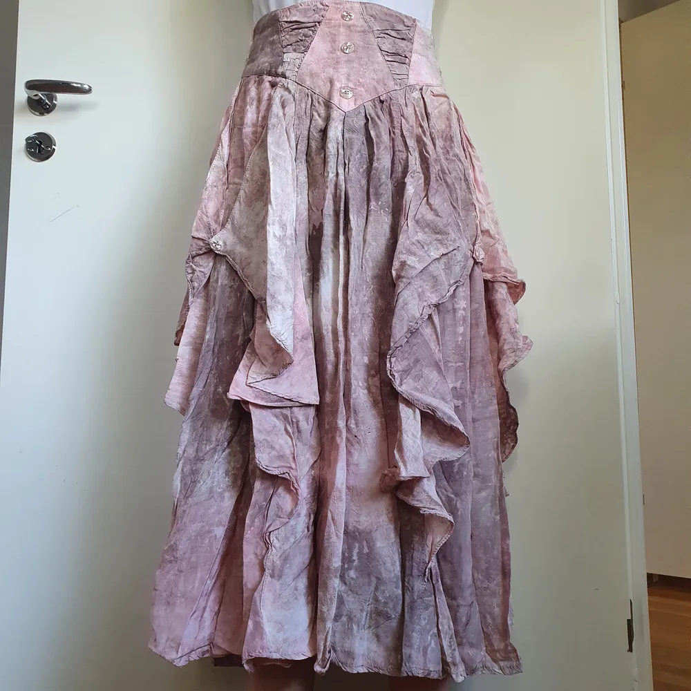 Rosa/mauve kjol, storlek M. Jättefint skick och detaljrik, säljer den då den är för stort för mig. Behöver lite strykning :). Kjolar.