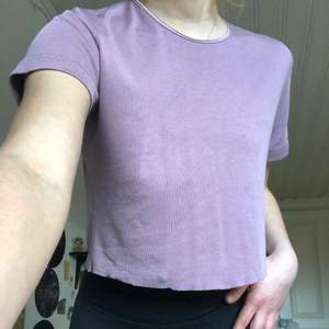 så jävla snygg lila tröja! Älskar den men använder tyvärr aldrig, strlk 34-36,jag har klippt denna lite vilket man ser på bilden. Säljer för 60+frakt❤️❤️