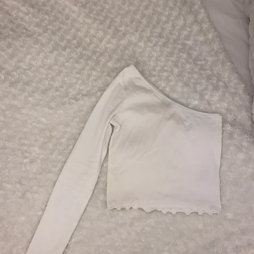 Sneskuren vit super gullig tröja från Gina tricot, använd endast 2 gånger och tvättad en gång så den är som ny!! . Övrigt.