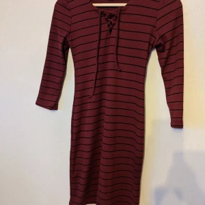 Kort klänning - En skön kort klänning med snören fram