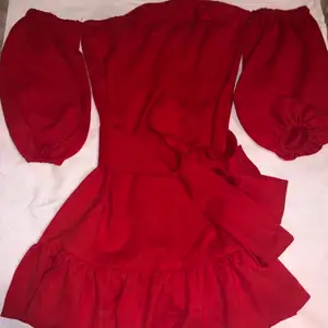 Gullig röd klänning perfekt till sommaren, använt ett fåtal gånger, finns i halmstad men går att fraktas, storlek S/M