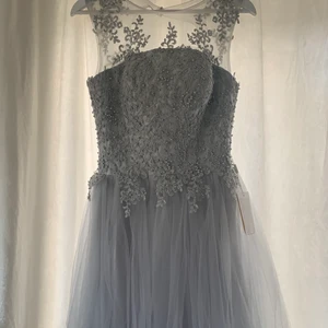 Balklänning - Superfin ljusgrå balklänning, aldrig använd bara testad.Det är snörning i bak, så storleken kan anpassas, men skulle säga att den passar till storlek 36-40.  Kan skickas, frakt bekostas av köpare! 