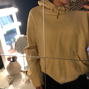 Gul Hoddie ifrån Hm!! - En väldigt skön och fin hoddie ifrån HM, Använt den få gånger men säljer den då färgen inte passar mig så bra. Köparen står för frakt! 