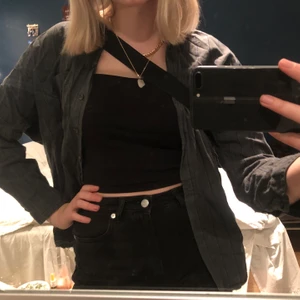 Skjorta - En blå-grön-grå skjorta på Urban Outfitters! Ganska väl använd men annars inget märkbart<3 Kan frakta för 40kr eller mötas upp! 