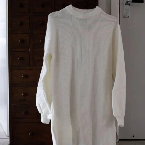 Oversize stickad klänning - Ny med lappar kvar.