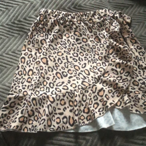 Kjol - En leopardmönstrad kjol i stl s