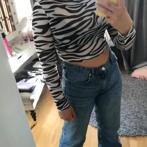 Zebra mönstrad topp - Lite genomskinlig topp från shein. Jättefin men säljer pga det inte är min stil👍🏼😍 storlek m men passar även de som har storlek s
