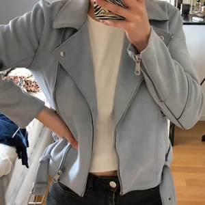 Ljusblå ”suede” jacka HM - Säljer min fina ljusblå jacka från hm. Perfekt till våren då den står emot lite vind men ändå är ganska tunn. + den fina ljusblå färgen! Använd 1 gång så den är i väldigt bra skick. Fina detaljer med dragkedjor, bälte och knappar! Mockaimitation