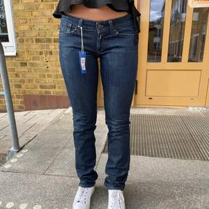 Ett par skitsnygga och trendiga lågmidjade raka jeans från Replay! Passar nog bäst på en liten 34. Tjejen på bilden är ca 170 cm!