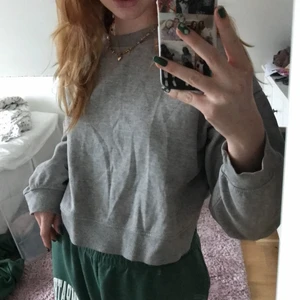 Grå sweatshirt  - Grå sweatshirt från zara, använd fåtal gånger:)