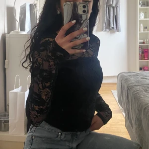 Svart spets-blus🖤 - Storlek S/XS!! Knappt använd! I nytt skick! Pris kan diskuteras!