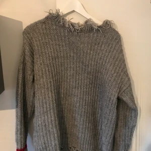 Stickad tröja från Pinko  - Stickad grå tröja från Pinko, skutsnygg och skön på våren, hösten och vintern! Passar en M eller S