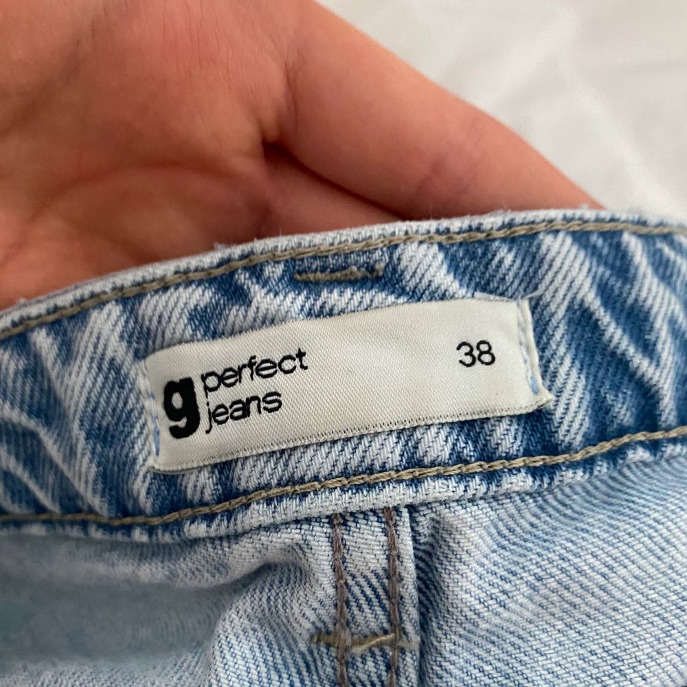 Dagny mom jeans som är i Storleken 38, jag på bilden är 170cm lång 🤍🤍. Jeans & Byxor.