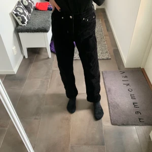 Svarta corduroy jeans weekday - Coola svarta corduroy byxor från weekday (modell: rowe) i fint skick