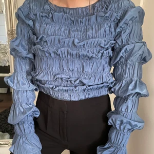 Festlig tröja - Långärmad tröja i silkesmaterial. Högst använd 1 gång. Skön passform, inga fläckar eller repor i tyget. 