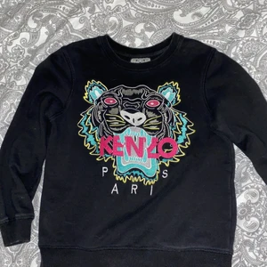 Kenzo - Superfin Kenzo tröja köpt här på Plick! Tyvärr för liten för mig, vet inte om den är äkta eller ej. Storlek S men liten i storleken 💖