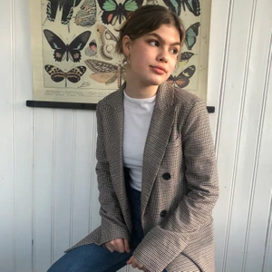 Kavaj - supersnygg kavaj från ginatricot!  passar storlek 34-36 💞  bra skick ✨  200 kr (+ 40 kr frakt)  skicka DM för beställning, frågor, mått etc 💌