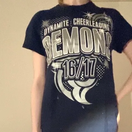 Cool t shirt med textprint, i storlek xs/s. Jag är en xs och 168cm💖. T-shirts.