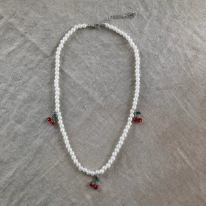 Pärlhalsband - Pärlhalsband med körsbär, aldrig använt så i perfekt skick. Frakt + 13kr 🍒