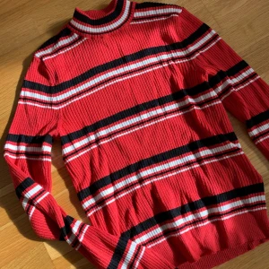 Långärmad tröja  - Säljer denna långärmade tröja från hm. Så fin men tyvärr växt ur den. Skriv för fler bilder! 