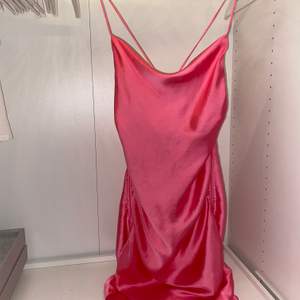 Supersnygg ”Silkes”klänning från zara, var lite sönder i dragkedjan när jag köpte den men det syns verkligen inte när man väl stängt dragkedjan! Köparen betalar frakt