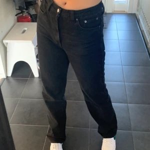 Raka jeans från Weekday - Sjukt snygga raka jeans från weekday i svart🥰 buda i kommentarerna!