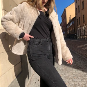 Jacka - Säljer denna knappt använda mysiga jacka 💖 köpt för 800 