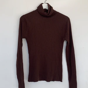 Brun polo - Så fin brun polo köpt på en second hand-butik i Köpenhamn. Tröjan är i bra skick. Säljer då den inte kommer till användning bland alla andra bruna kläder :( en superbra vardagströja som passar till allt!