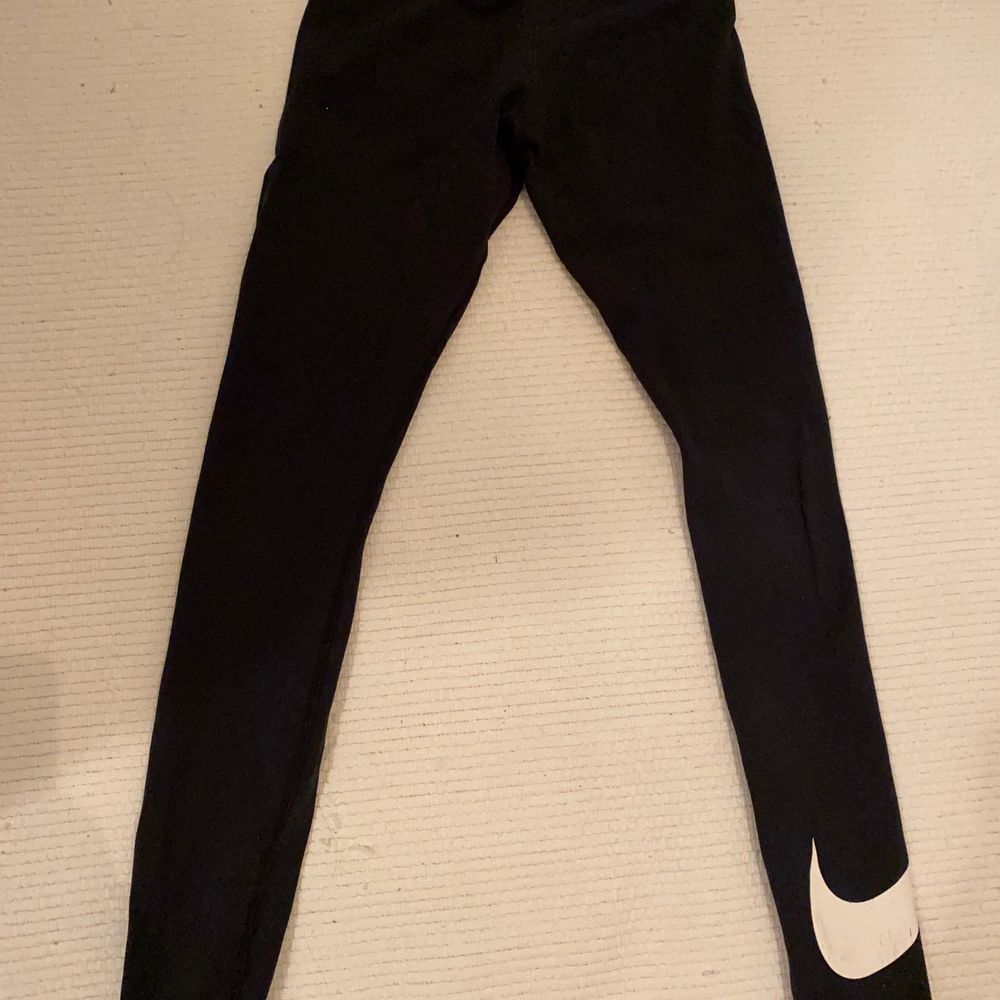 Tights från Nike som man kan ha till träning men också som mjukis eller vardag. Bra skick . Jeans & Byxor.