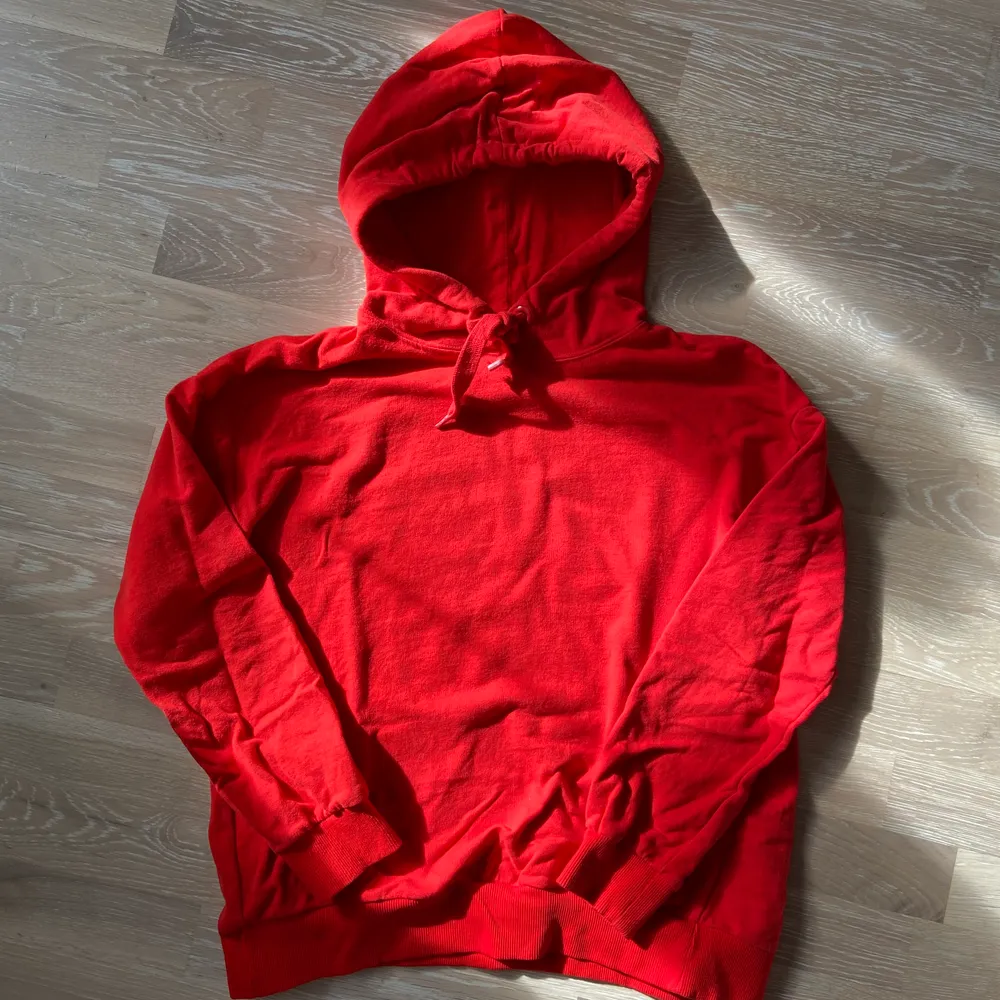 Fin röd hoodie i storlek M. Använd 2 gånger. Nyskick!❤️. Tröjor & Koftor.